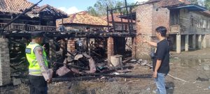 Polsek Tanah Abang Selidiki Kebakaran Melanda Desa Curup, Tiga Rumah Terbakar, Kerugian Mencapai Rp 200 Juta
