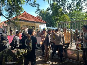Polsek Palabuhanratu Polres Sukabumi Laksanakan Pengamanan Aksi Unjuk Rasa Ormas Gempar di Kantor Setda dan DPRD Kabupaten Sukabumi