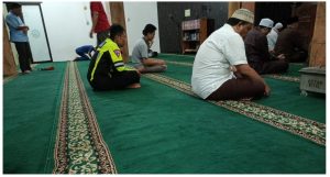 Personil Polsek Parungkuda Ikut Safari Subuh di Masjid Jami Darussolihin