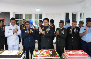 Sinergitas TNI-Polri, Petinggi TNI Riau Beri Kejutan HUT Bhayangkara ke-78 di Kediaman Kapolda