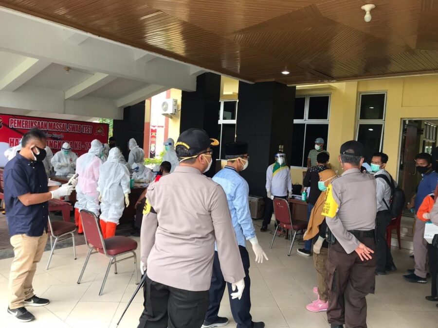 Jelang Hari Bhayangkara ke-74 Polres Kuansing bersama Gugus Tugas Kab. Kuansing laksanakan Swab PCR