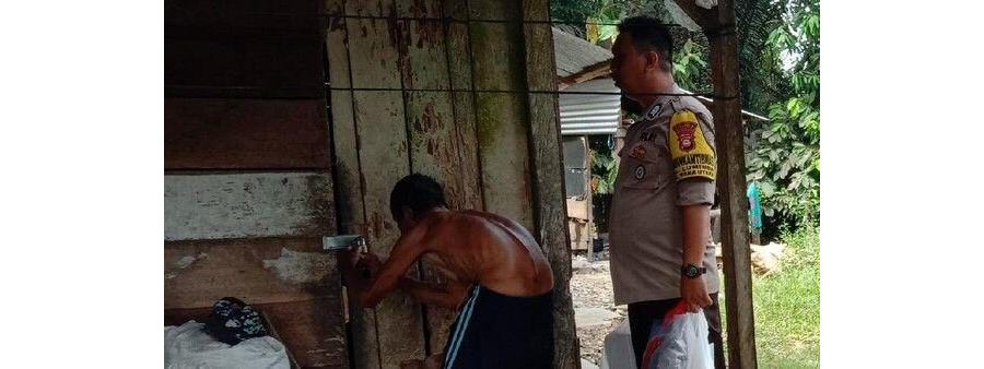 Anggota Polres Palopo Bantu Kakek Pemulung Yang Tinggal Sebatang Kara