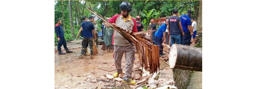 Bhabinkamtibmas Polsek Wara Gotong Royong Bersihkan Rumah Warga yang Tertimpa Pohon