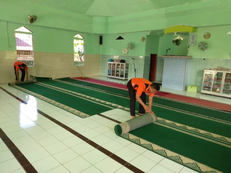 Semangat Gotong Royong, Polsek SAM Bersihkan Masjid Al Hidayah Desa Karang Anyar