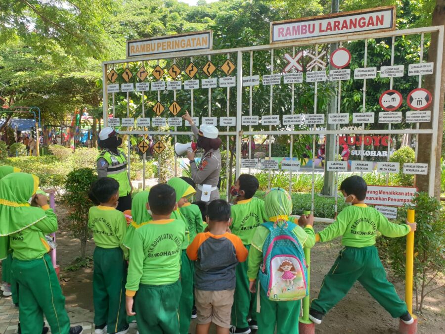 Sambangi Taman Pakujoyo, Sat Lantas Polres Sukoharjo Beri Edukasi Prokes dan Lalu lintas kepada Anak - Anak TK