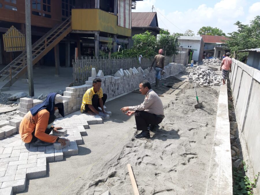 Kawal Anggaran Kelurahan, Bhabinkamtibmas Polsek Maritengngae Tinjau Pemasangan Paving Blok