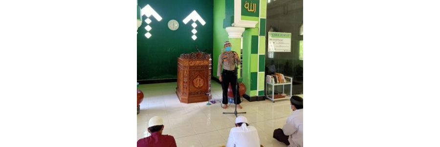 Lewat Masjid, Bhabinkamtibmas Briptu Ahmad Nur Edukasi Warga Gunakan Masker Saat Beraktifitas