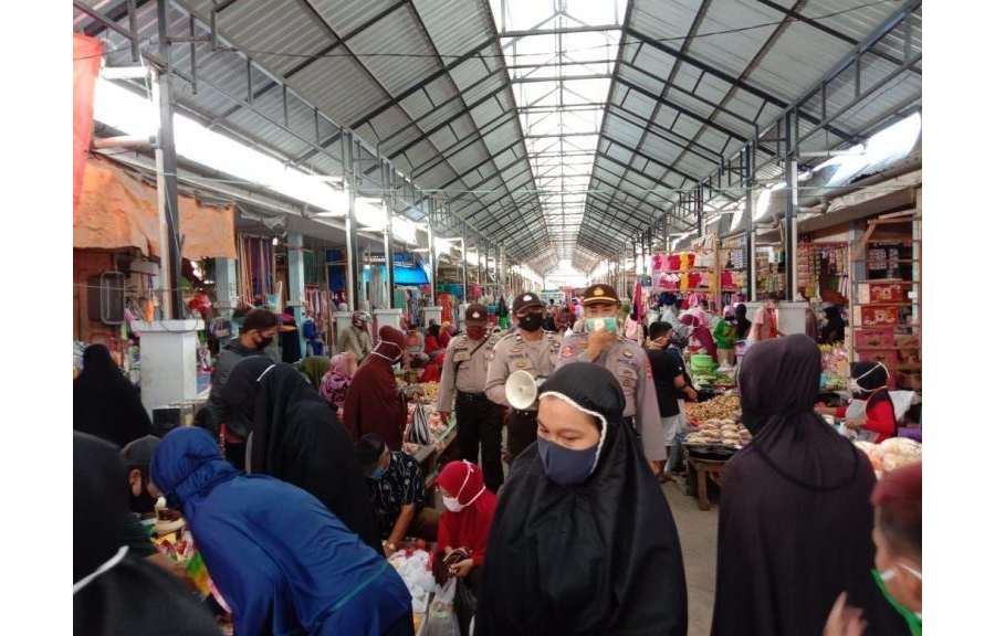 Masuk Pasar, Satbinmas Polres Enrekang Himbau Warga Gunakan Masker