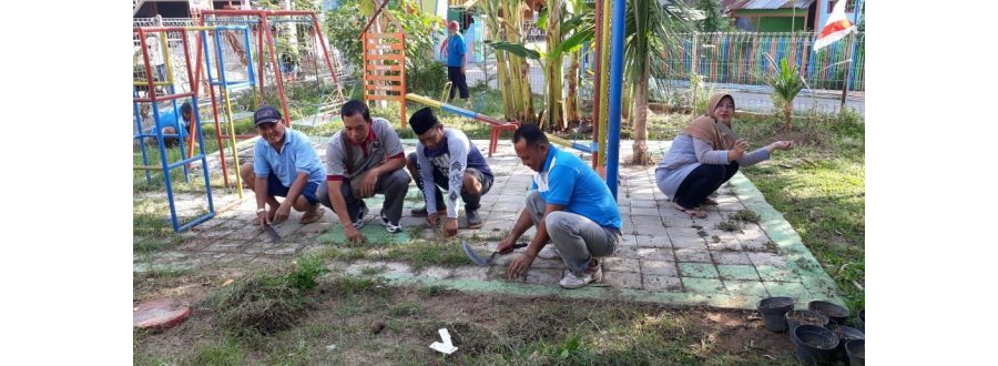 Pererat Silaturahmi, Bhabinkamtibmas Polsek Biringkanaya Gotong Royong bersama Warga Bersihkan Lingkungan