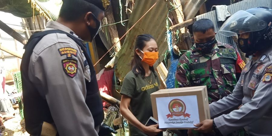 Peringatan Hut Bhayangkara, TNI Polri di Gowa Bersinergi Bagi Masker dan Sembako
