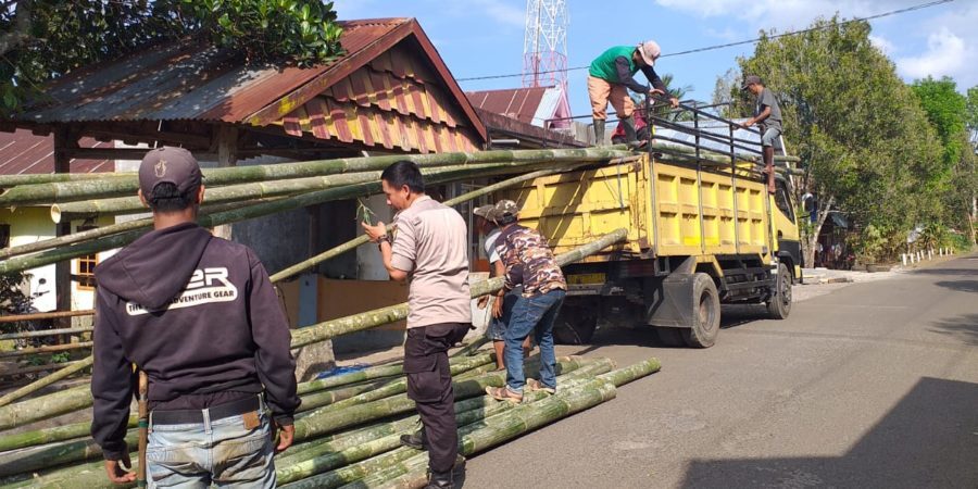 Polisi Peduli, Bhabinkamtibmas Polsek Tombolopao Bantu Warga Turunkan Batang Bambu