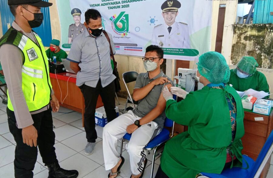 Polresta Palangka Raya Jaga Keamanan Vaksinasi Covid-19 di Kantor Kejari Palangka Raya