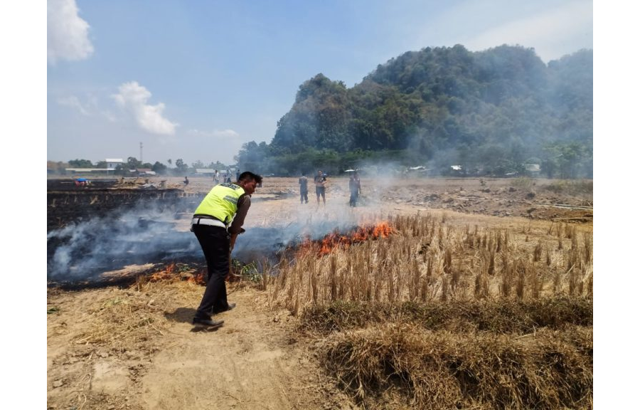 Quick Respon, Personil Polsek Bungoro Padamkan Api di Kampung Matampa