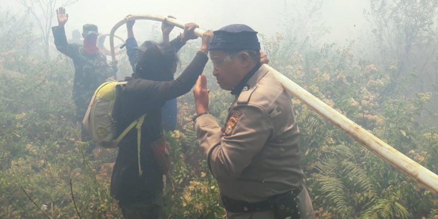 Quick Respon, Polisi dan Tentara di Gowa Padamkan Kebakaran di Gunung Bawakaraeng