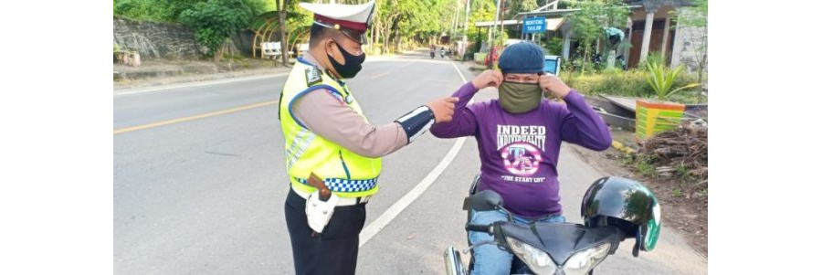 Satlantas Polres Enrekang Bagikan Masker Untuk Disiplinkan Masyarakat