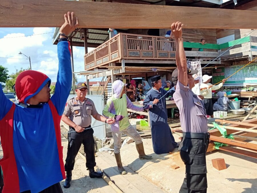 Semangat Gotong Royong, Kapolsek Tellu Limpoe Ikut Mendirikan Rumah Warga