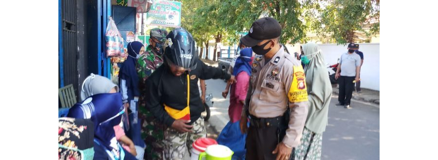 Upaya Cegah Penyebaran Covid-19, Bhabinkamtibmas Polsek Tamalanrea Makassar Bagikan Masker