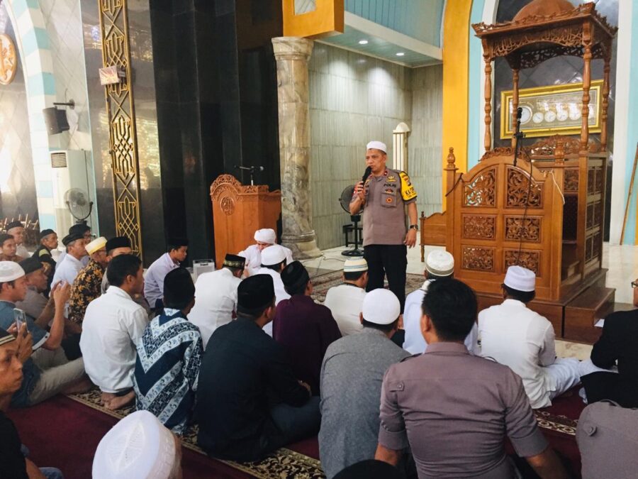 Jumatan di Masjid Agung Syuhada Polman, Kapolda Sulbar Minta Jamaah Jaga Persaudaraan Demi Kedamaian NKRI.