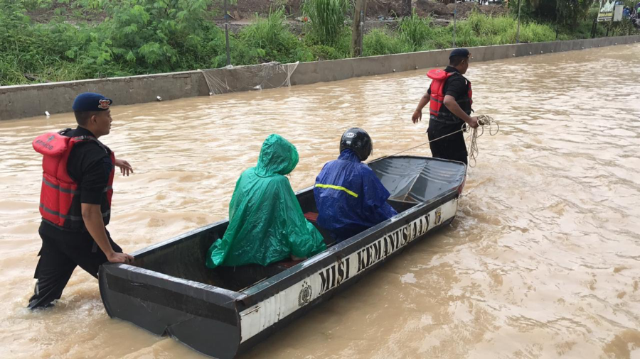Gunakan Perahu dan Dorong Motor Mogok, Tim SAR Brimob Kaltim Bantu Warga Melewati Banjir