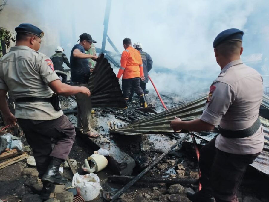Empat Unit Rumah Warga Terbakar, Tim Reaksi Cepat Tanggap Darurat Bencana Brimob Polda Aceh Padamkan Si Jago Merah